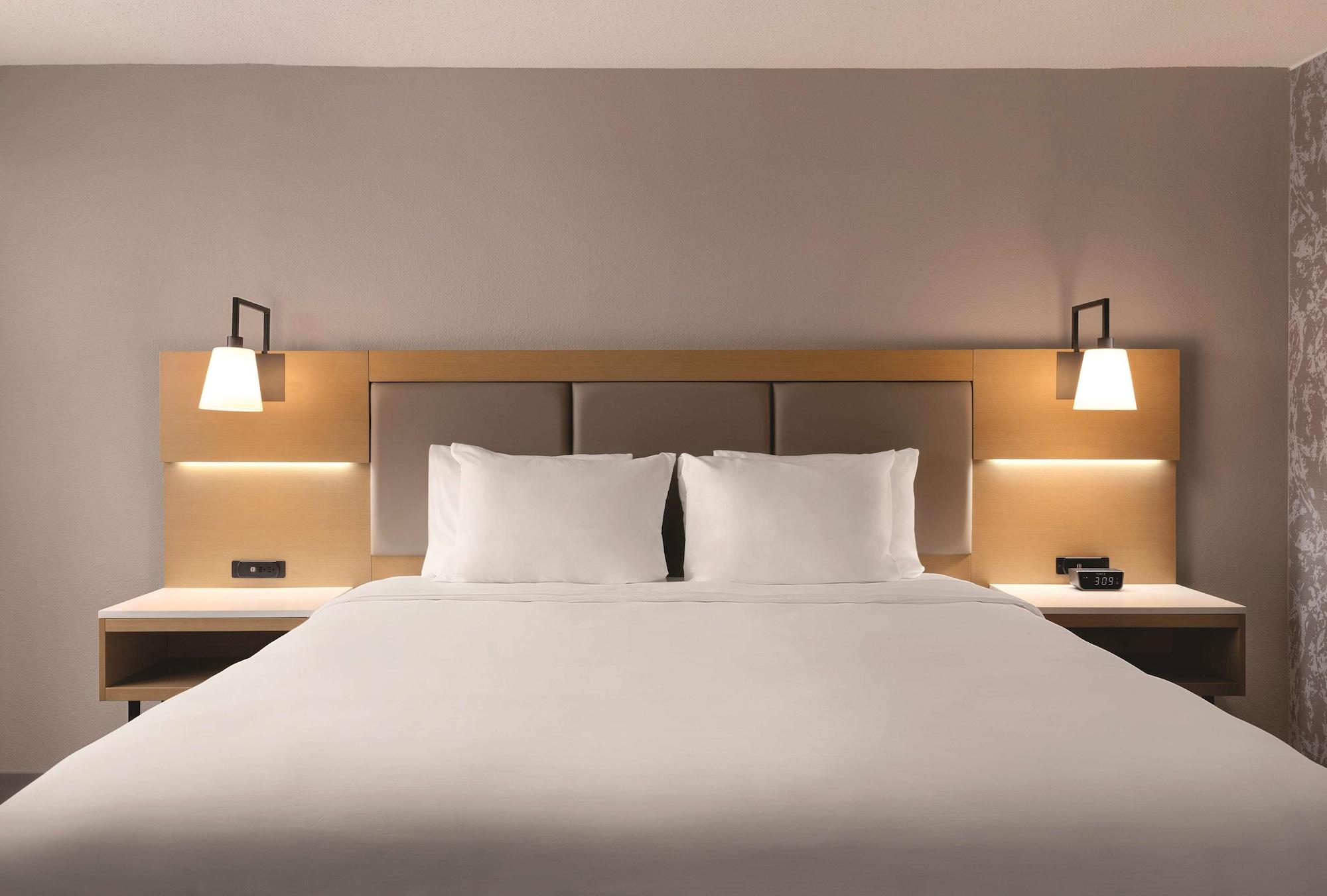 Hotel Arpt-stadium Area By Ihg